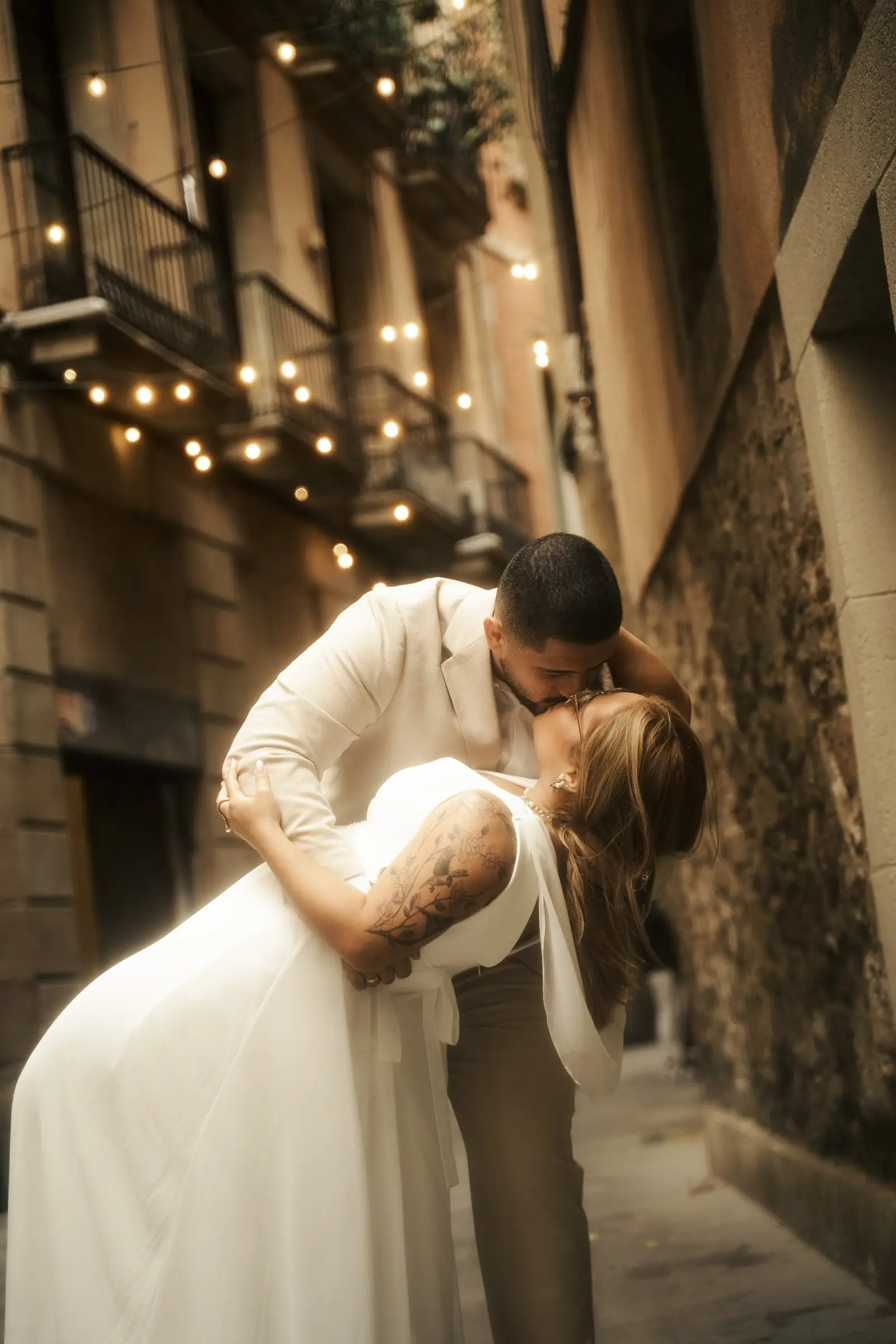 Gisele e Victor se beijando numa ruela estreita de pedra