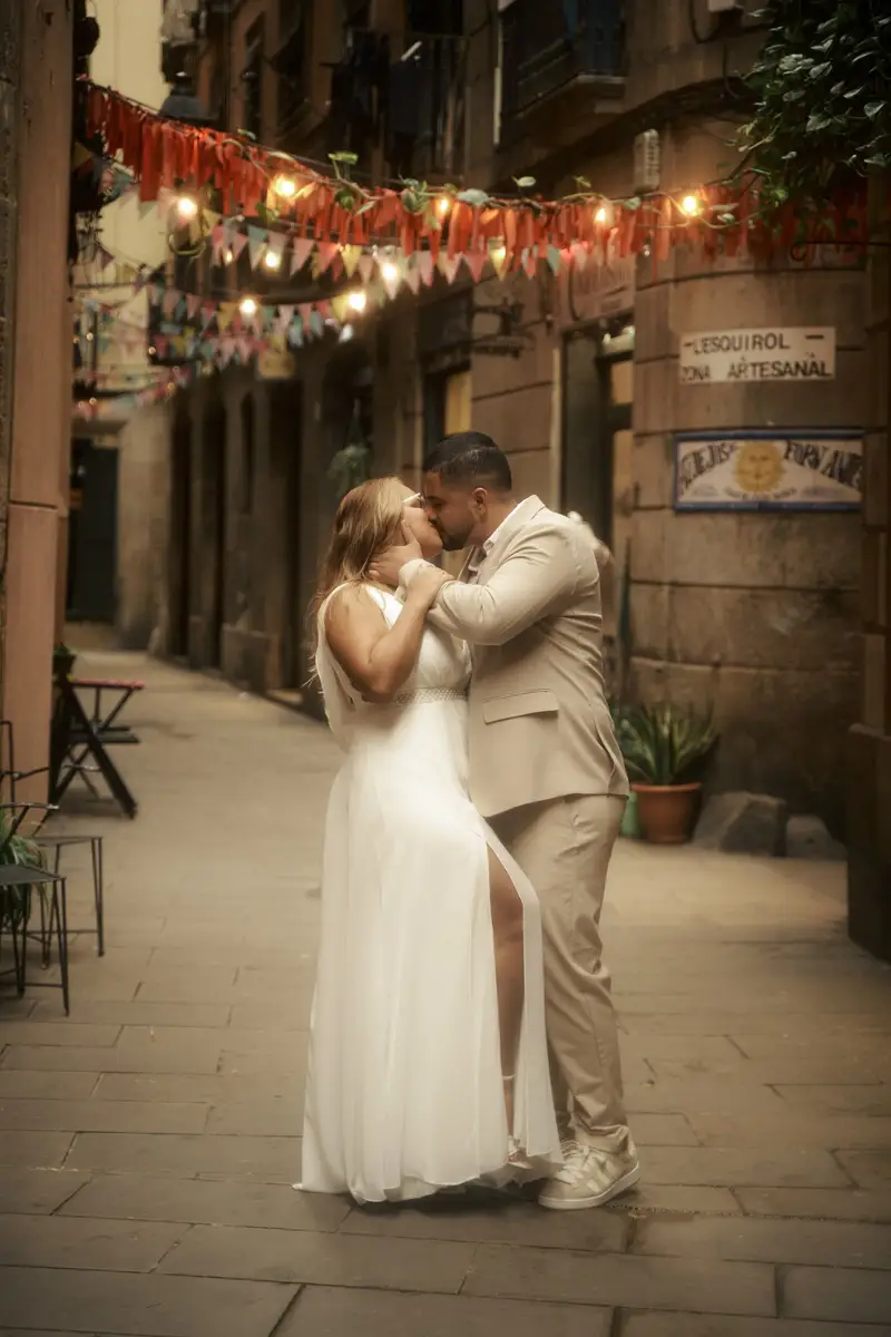 Gisele e Victor se beijando no meio da rua, sob fileiras de bandeirinhas laranja