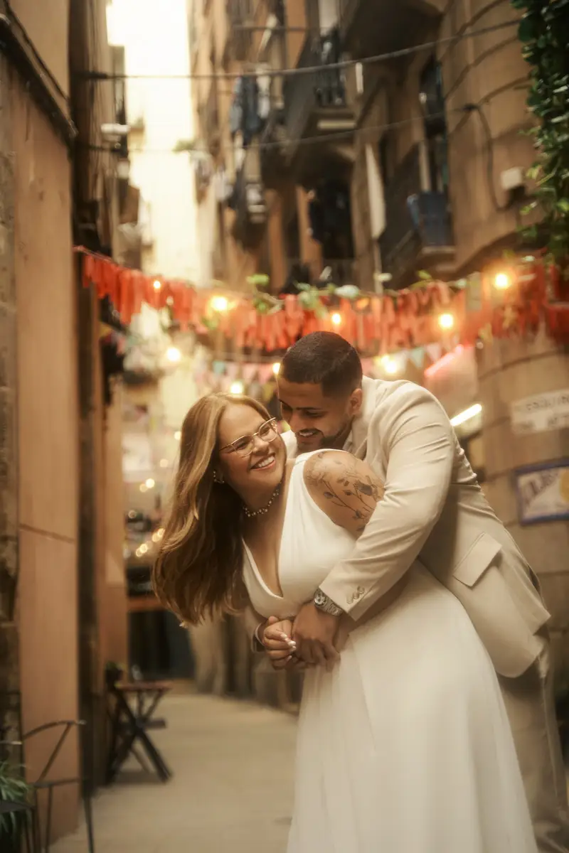 Gisele rindo enquanto Victor a abraça por trás, os dois inclinados para a frente