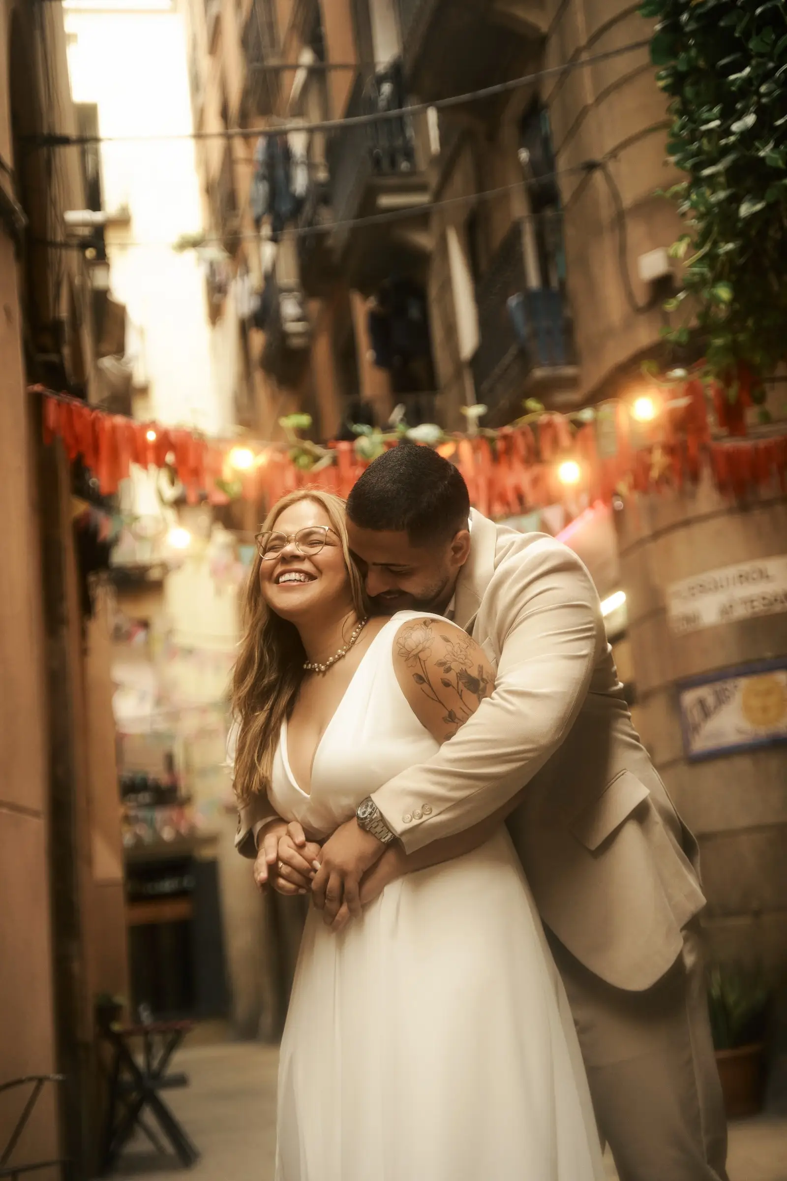 Gisele e Victor rindo juntos, abraçados