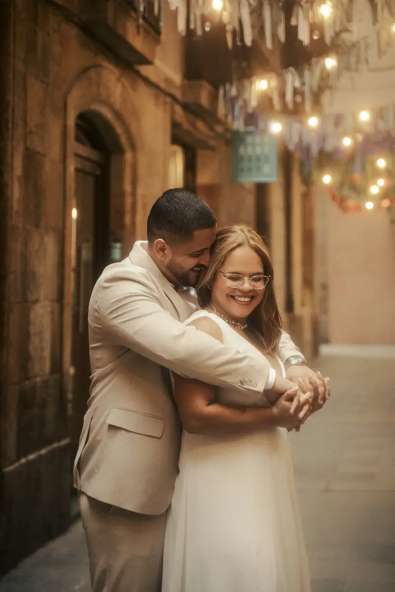 Victor abraçando Gisele por trás, os dois sorrindo de frente para a câmera