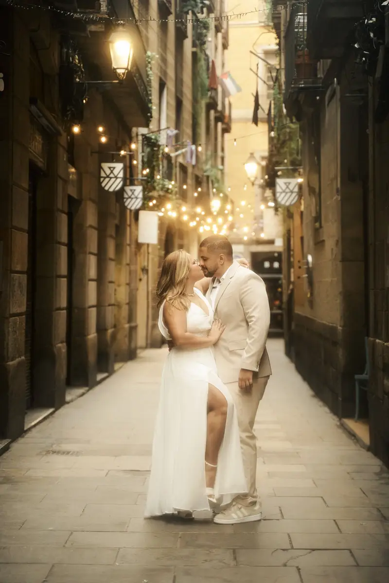 Gisele e Victor se beijando na mesma rua, com as luzes formando um corredor atrás deles