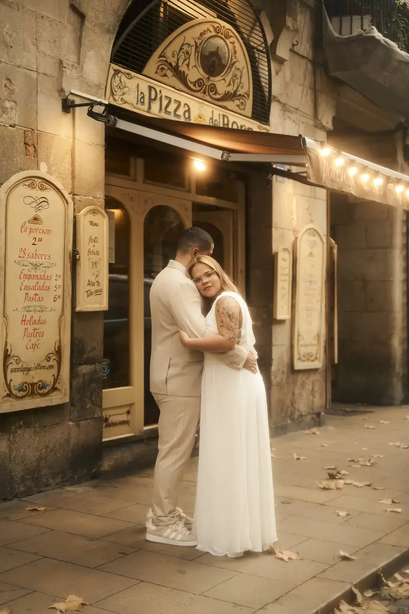 Victor e Gisele de testas encostadas, sob o toldo iluminado da pizzaria